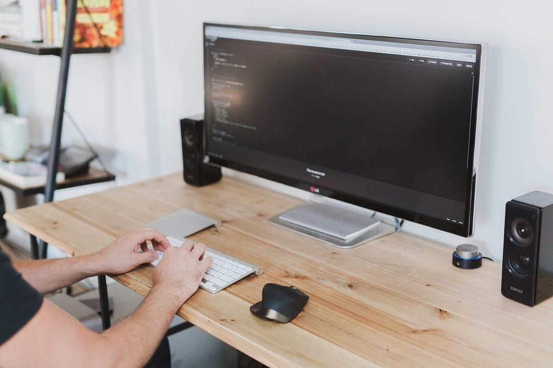 CLI na monitorze