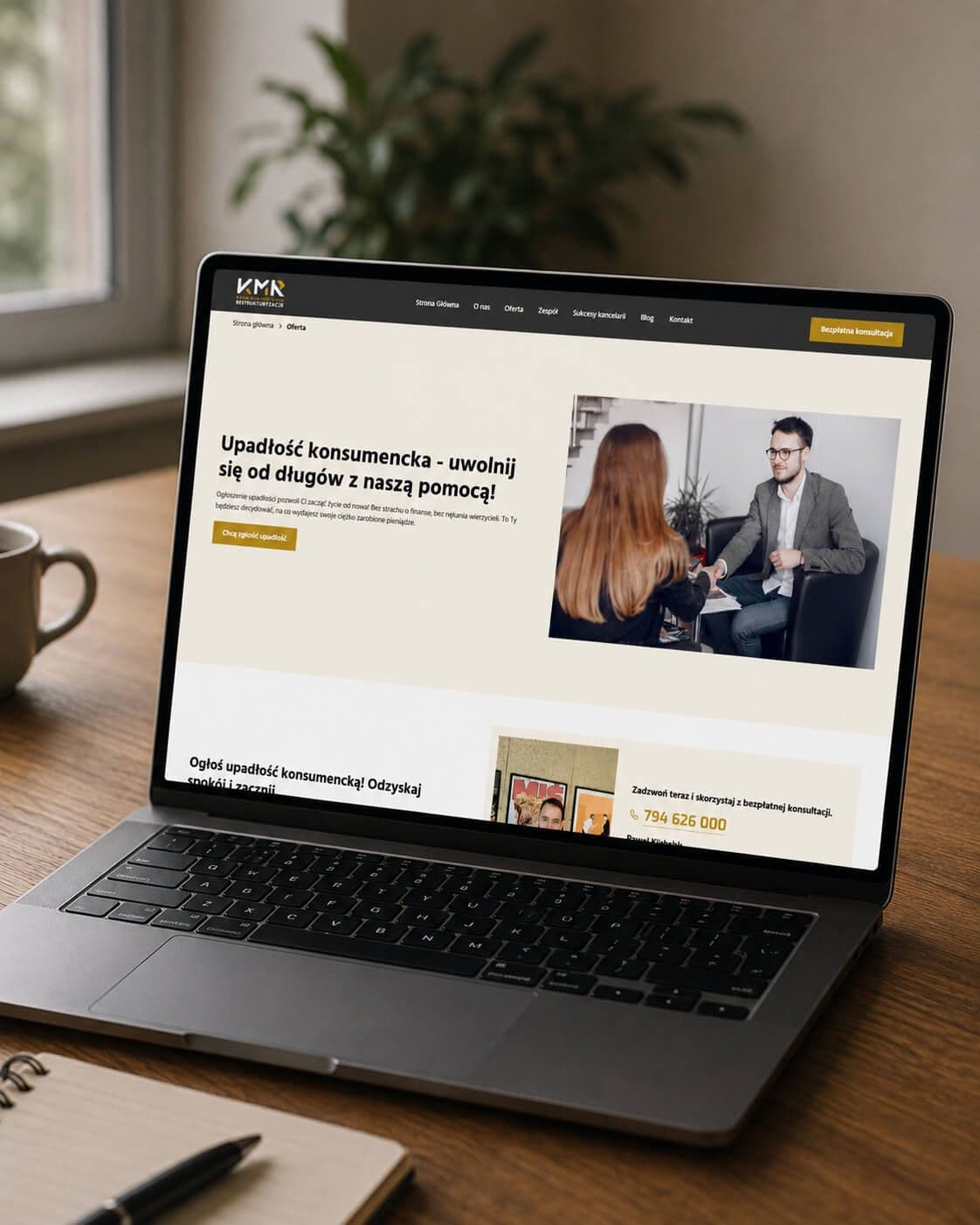 laptop z otwartą stroną kmr-restrukturyzacja
