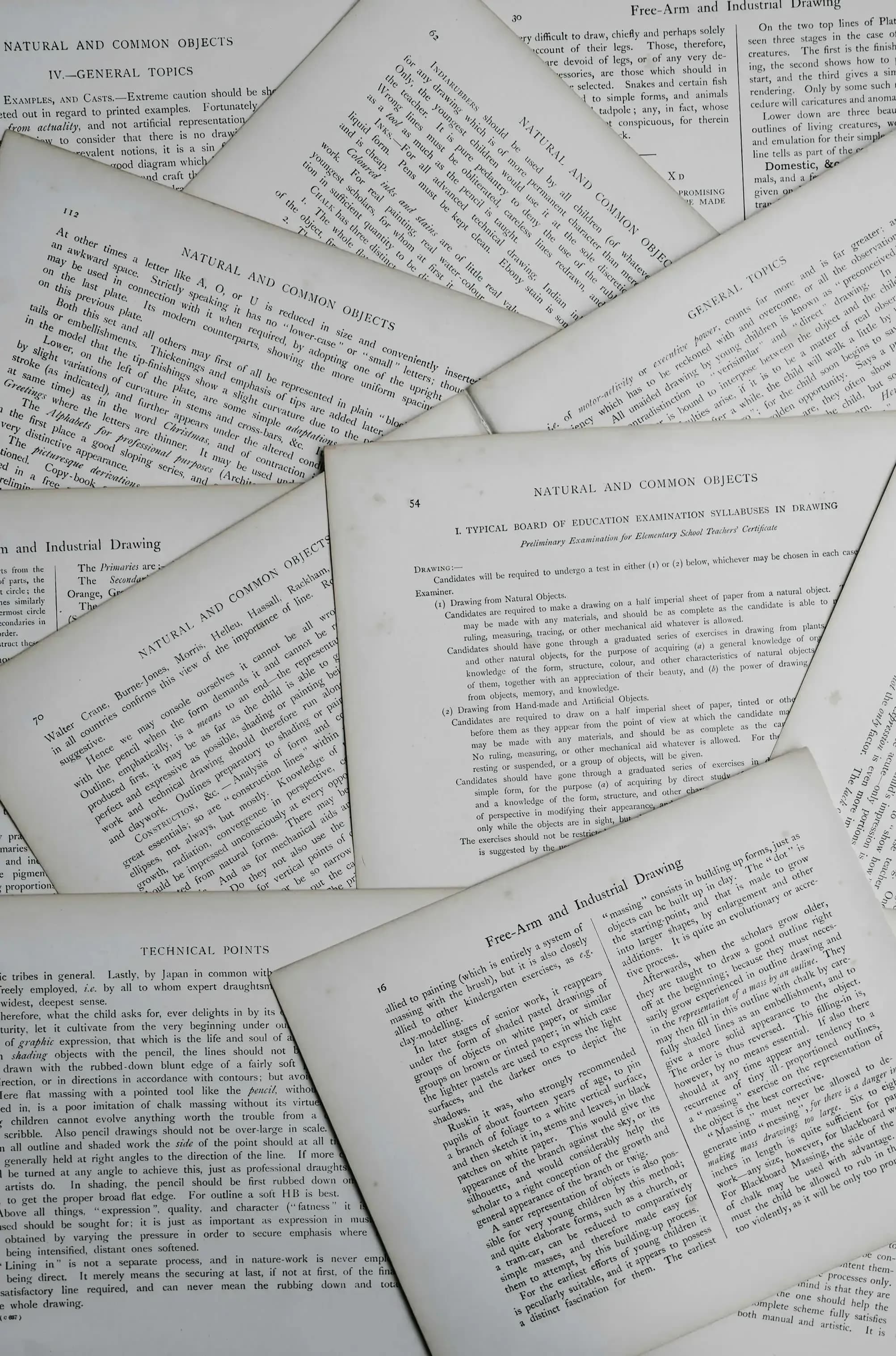 Rozłożone wachlarzem kartki z tekstem publikacji naukowych