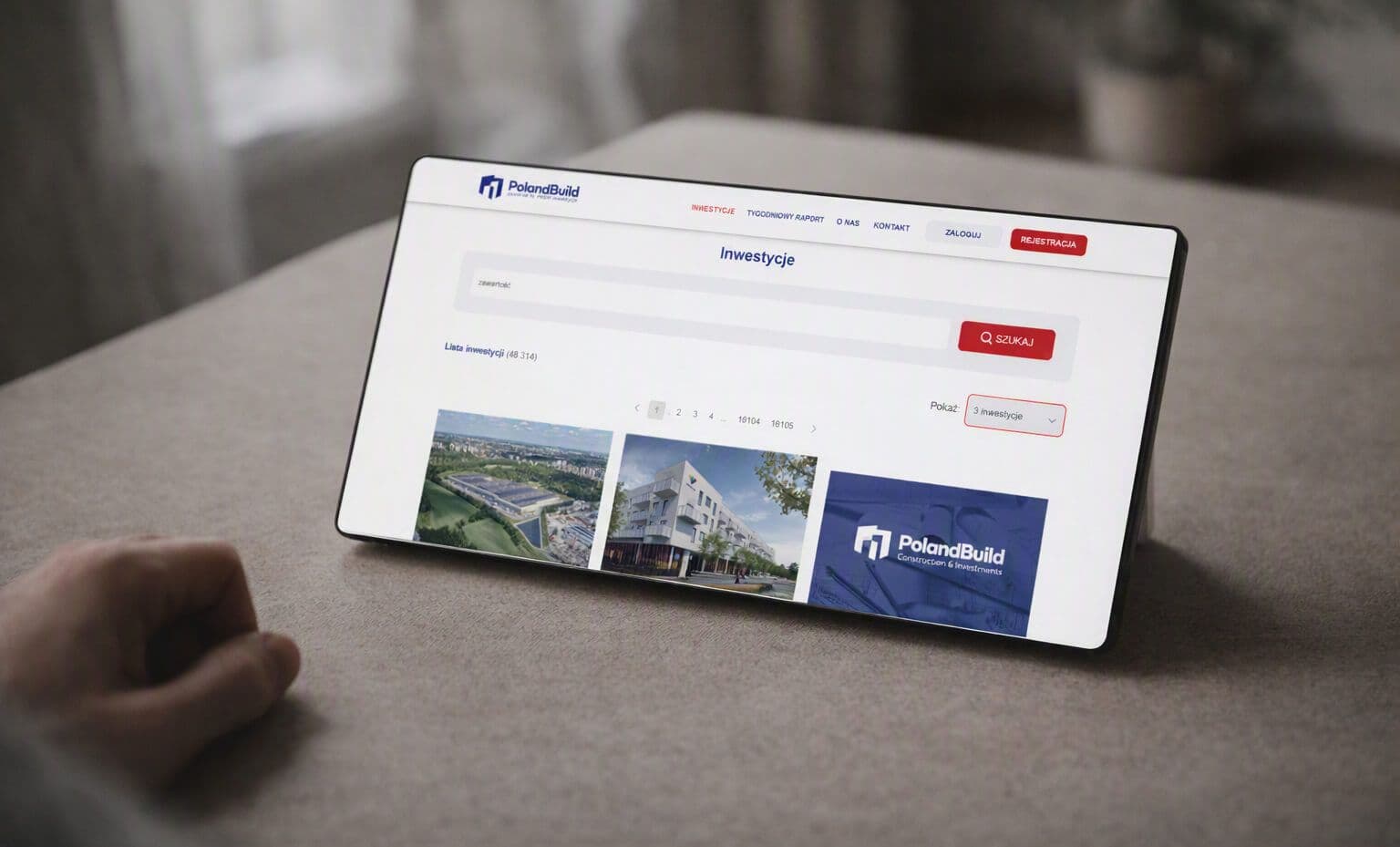 tablet z otwartą stroną poland-build