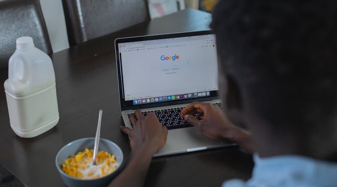 osoba używająca google, Pozycjonowanie stron w Białymstoku, agencja seo białystok