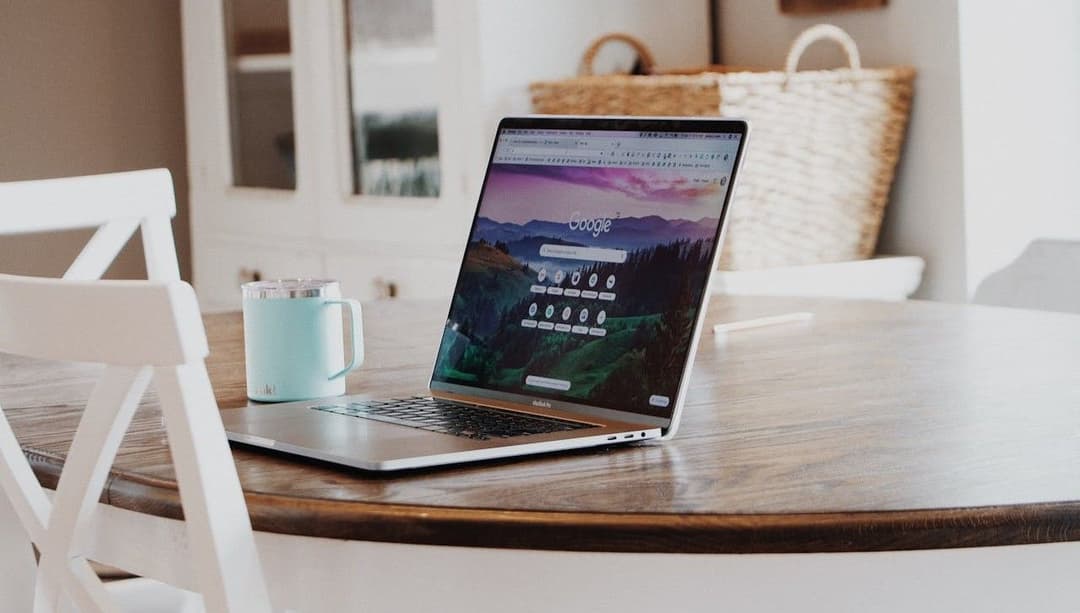 laptop z google, pozycjonowanie Poznań, agencja SEO z Poznania