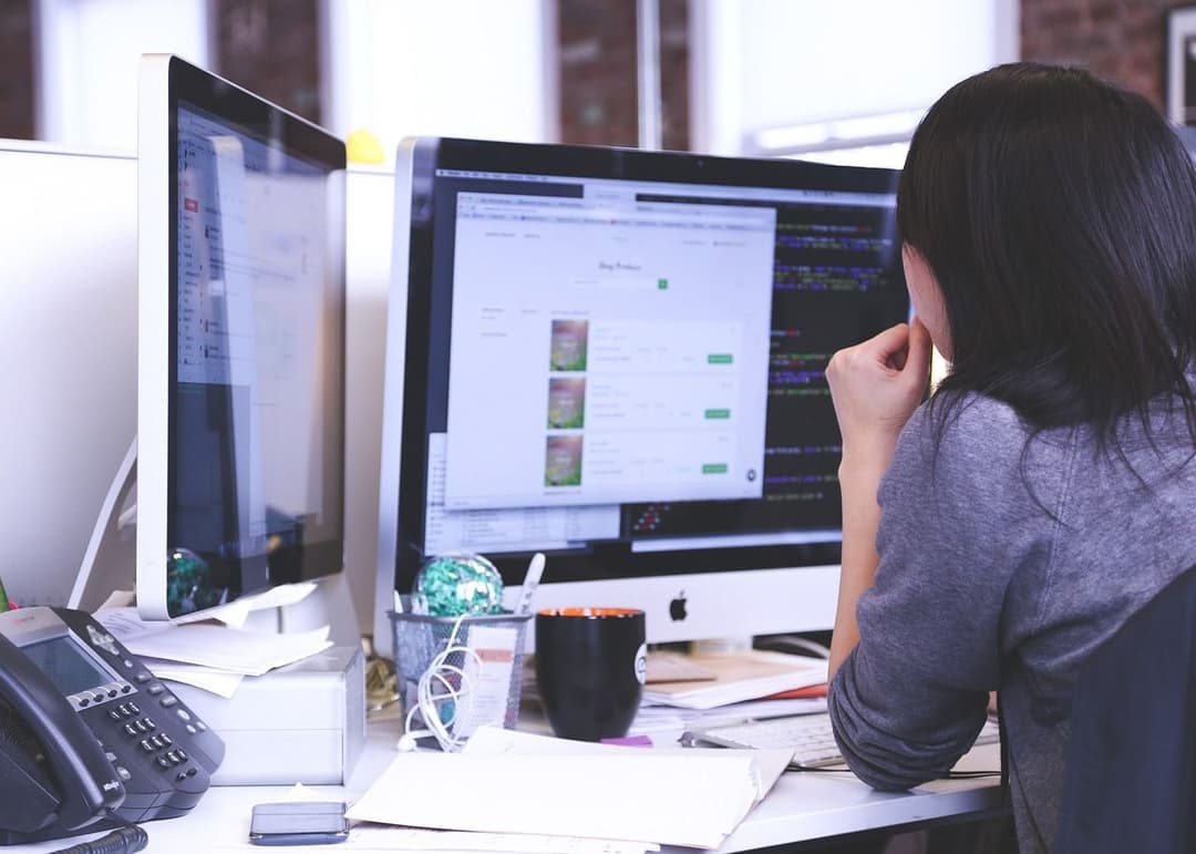 Osoba przy monitorze, zmysł wzroku w UX/UI designie