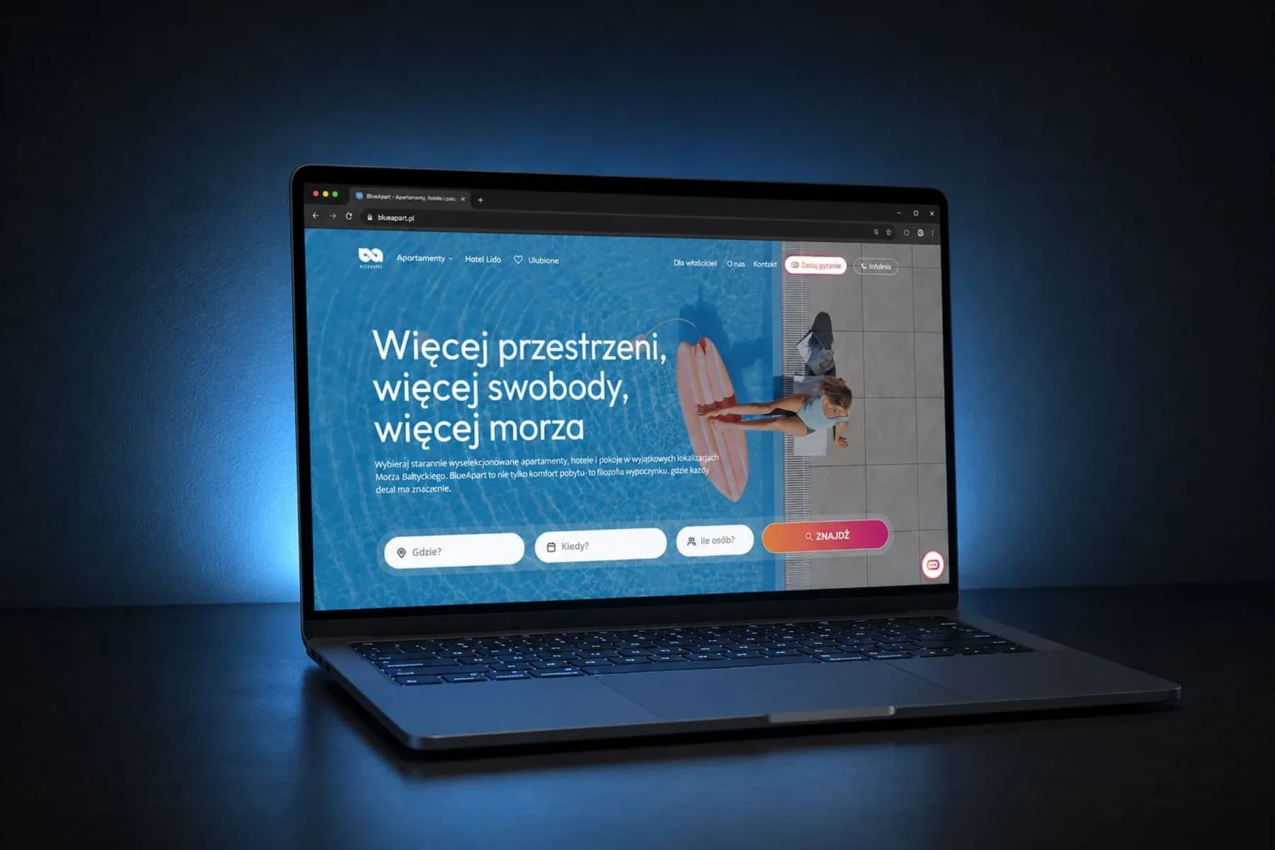 Laptop z serwisem BlueApart — platforma rezerwacji apartamentów nad morzem